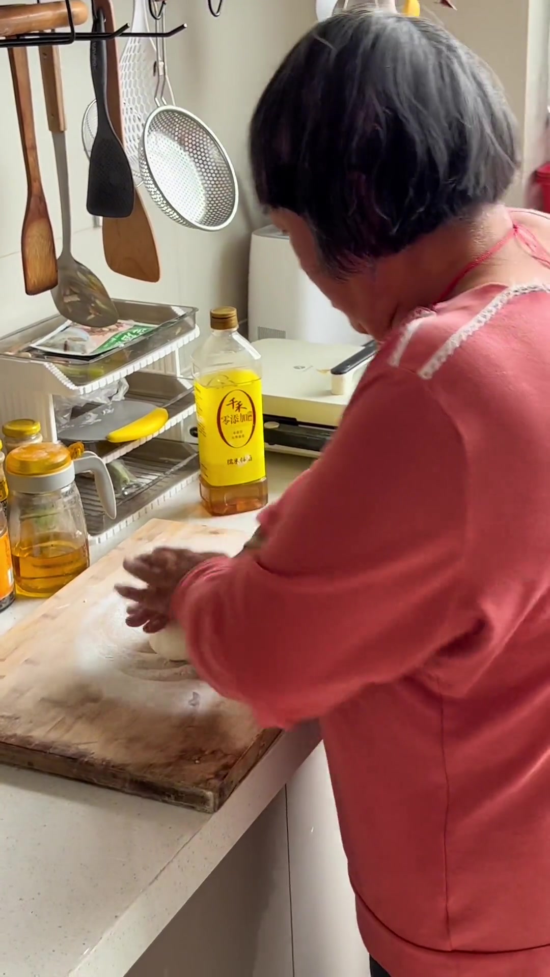 北京的炸酱面家家有不同的做法和味道,今儿在家听着门外的雨声陪网瘾少女吃了一顿许久未吃的炸酱