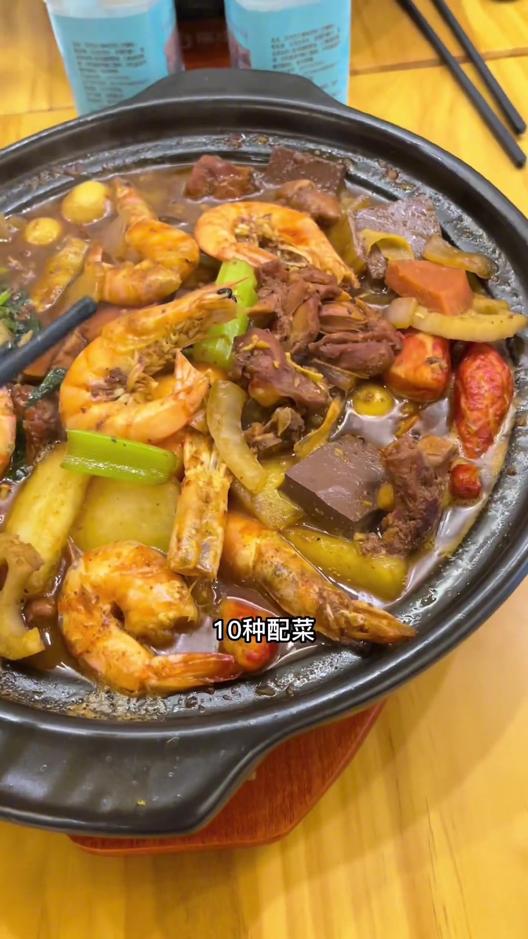 超级实惠的石锅鸡拌饭可以尝尝这个半鸡半虾老板人特别实在四个人吃足足的69.910种自选配菜