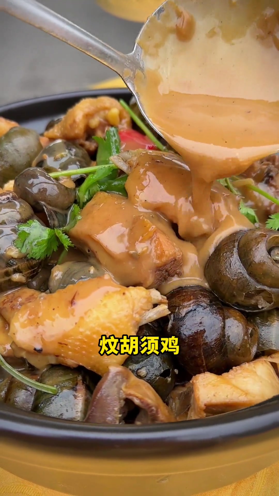 足球农庄大盘菜来啦,还有新鲜掌翼煲、田螺焖鸡煲、胡须鸡焖罗氏虾,全部新鲜现做大盆菜粤菜吃出