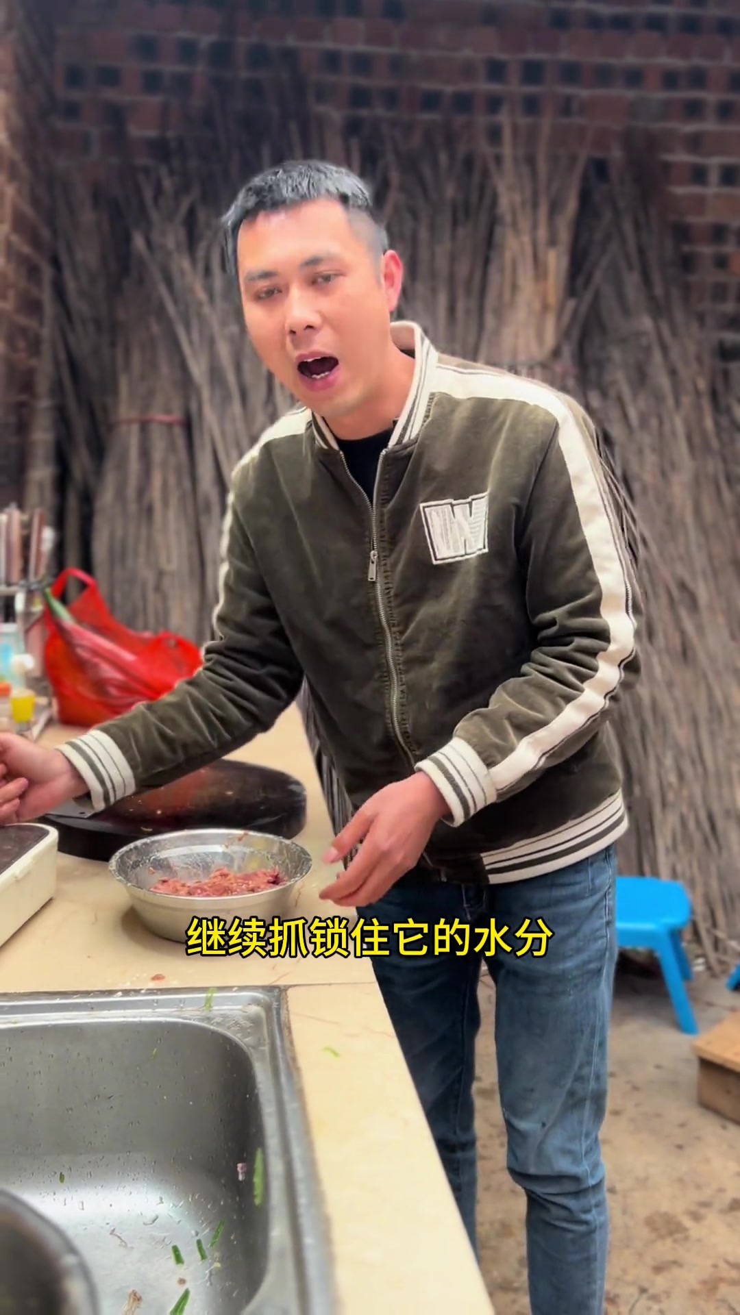 从老丈人家拿了半只猪回来,太占冰箱位置了,今天做了老婆特别喜欢吃了水煮肉片,胃口大开,她真