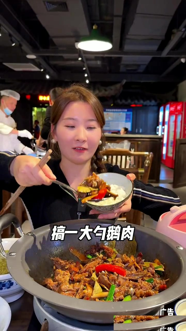 没想到在长沙市中心竟然新开一家能开饭店盲盒的店!才128就有满满一桌菜(含一道湖南地级市美