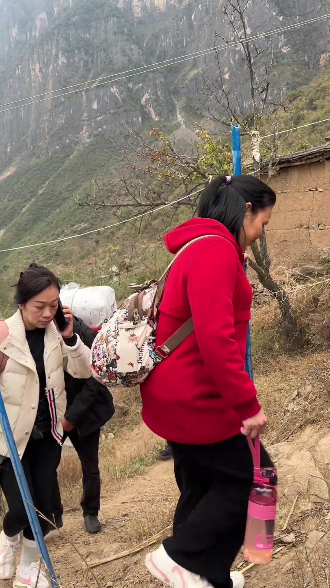 今天我们彝族年过完了,送姐姐们下山,也去给我爸妈他们拜年去了