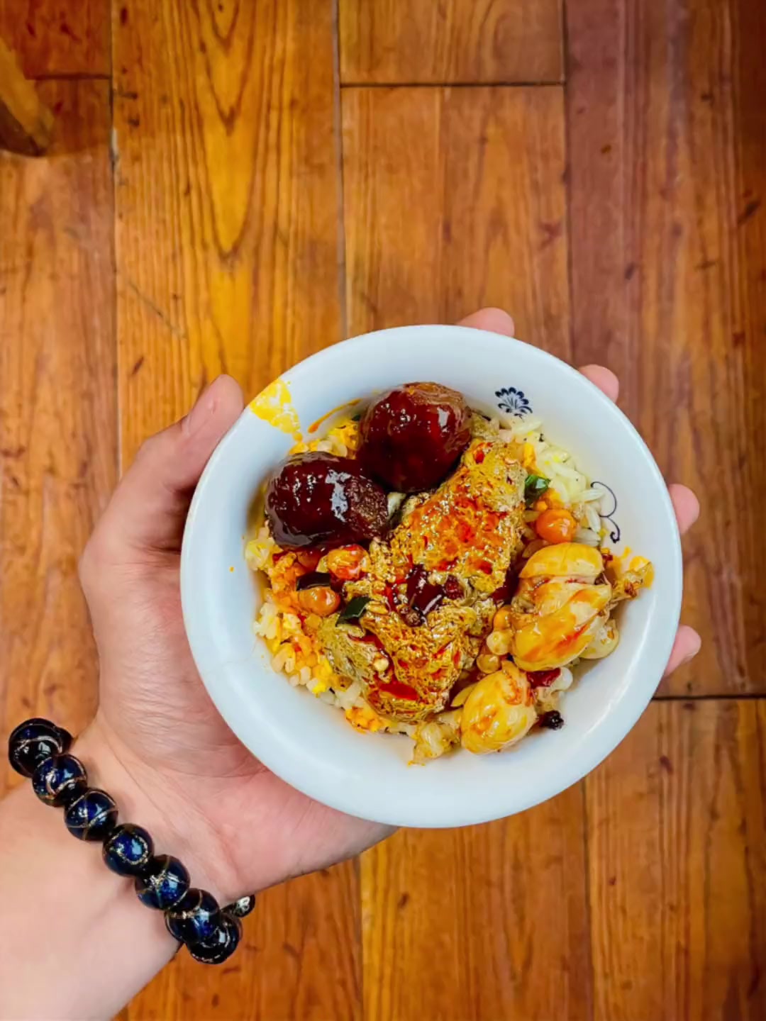 重庆人爱豆腐,除了豆花饭还可以把豆腐丢到红汤锅里煮,吸饱了汤汁的豆腐蛙鱼是治愈胃的良方重庆