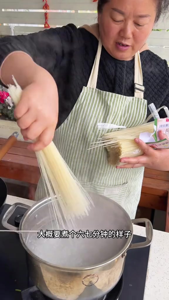 大概只有川渝地区的人才懂这碗泡椒鸡杂米线的份量吧,鸡杂爽脆,泡椒酸辣开胃盖在米线上,这一碗