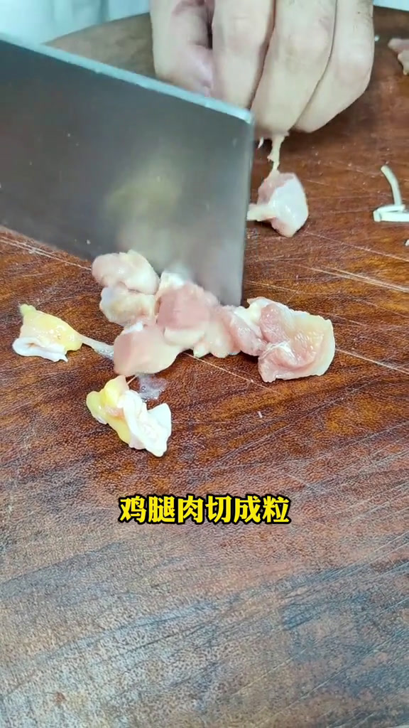 再来个下饭菜吧!咸鱼鸡粒豆腐煲。懂的人都懂,回家试一试,不好吃回来找我。粤菜美食教程家常菜