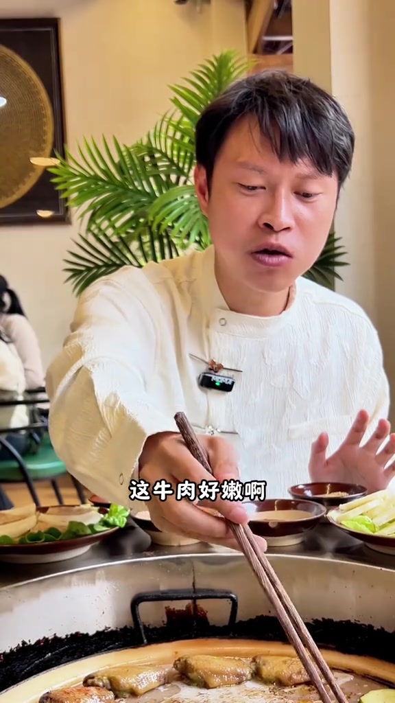 丽江古城里面一家比较有特色的石板烧烤肉店,吃点不一样口味的烤肉。丽江烤肉丽江旅游攻略丽江吃