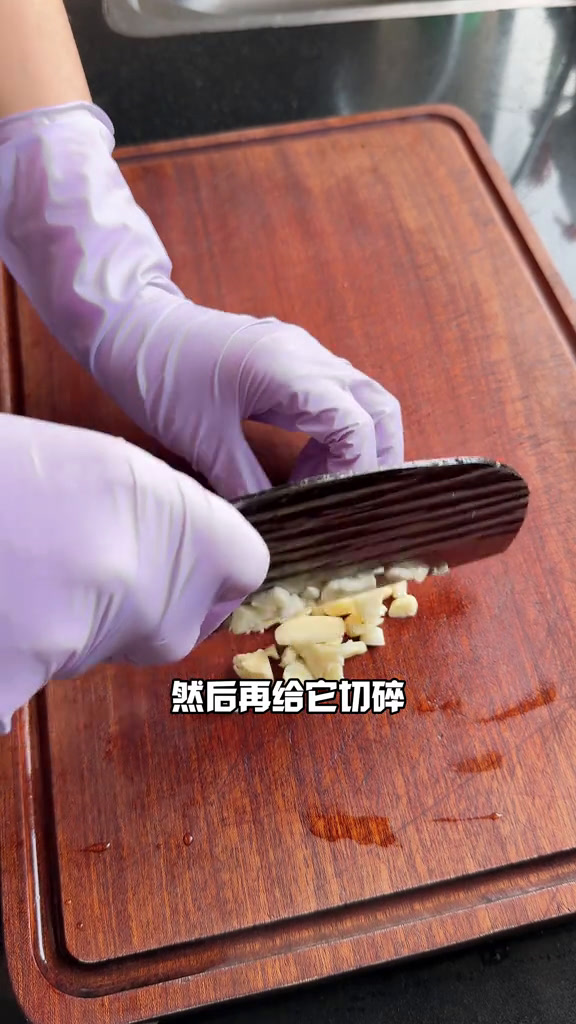 浙江人的晚餐,今天做了梅干菜油爆小河虾,干蒸排骨,青椒烧茄子,番茄丝瓜鸡蛋汤美食官记录真实