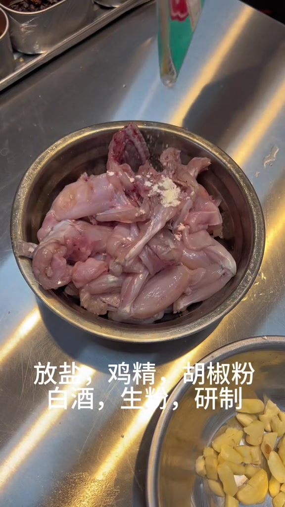 授教菜麻辣红汤菜之一芋儿馋嘴蛙,用丝瓜青笋垫底都可以,口味菜一定是抓口抓味的,麻辣鲜香,滑