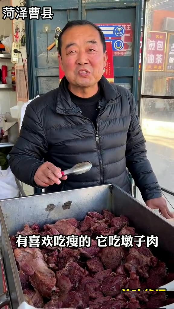 在曹县干了30多年的烧牛肉,平均一天一头牛。街边美食曹县