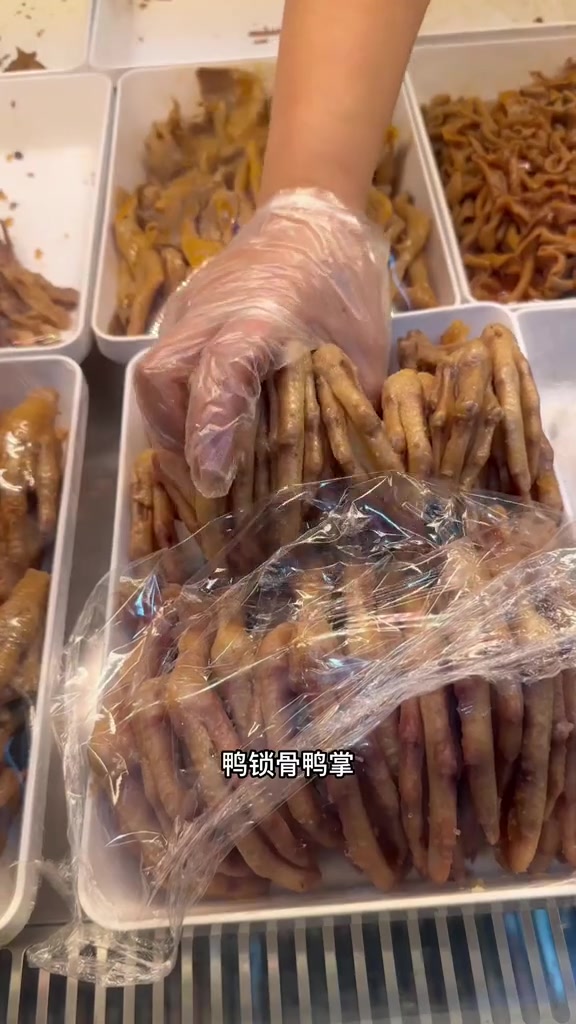 晚上刷到绝味鸭脖就想吃绝味鸭脖鸭货卤味