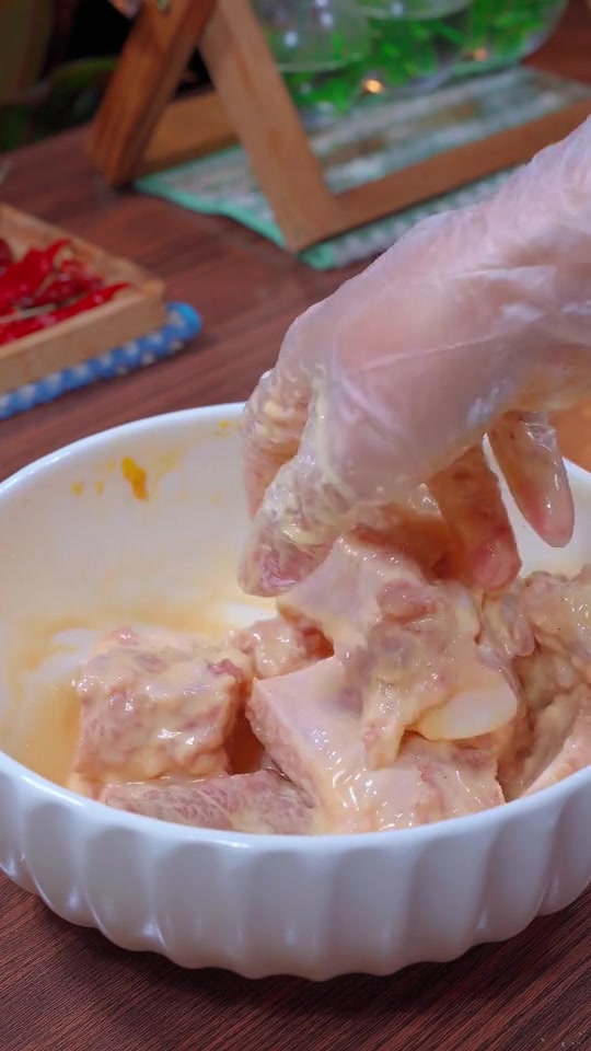 粤菜蒜香排骨,是我们广东人每次上饭店必点的一道菜,蒜香浓郁太好吃了蒜香排骨生炒排骨