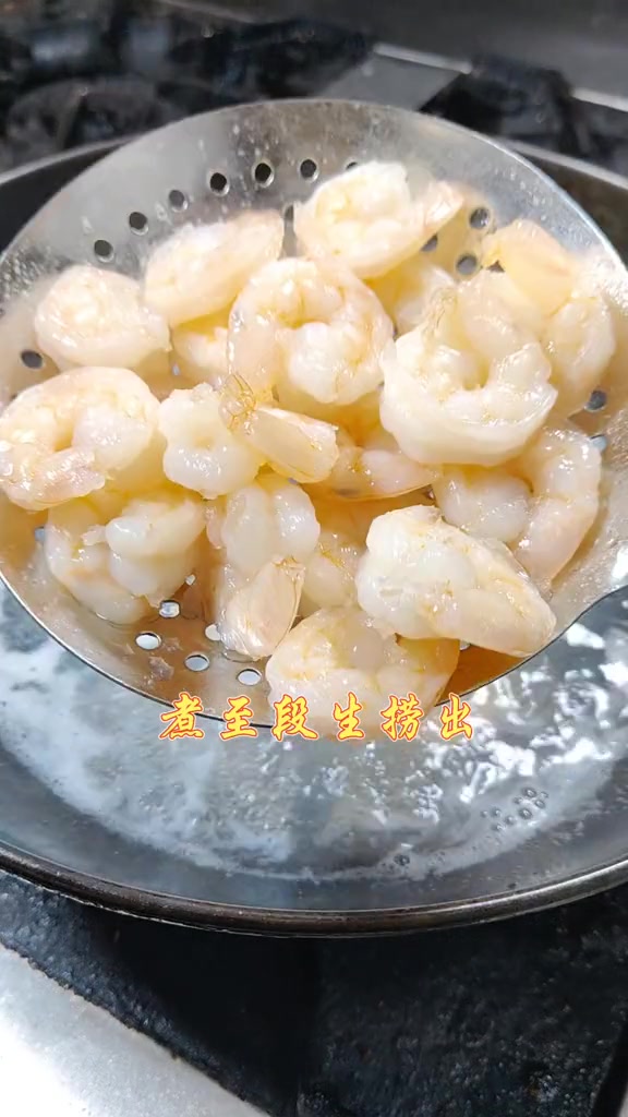 年夜饭的首选菜品鲜果沙拉芥味虾的制作方法,虾仁鲜嫩,水果香甜,回味无穷。美食美食教程年夜饭