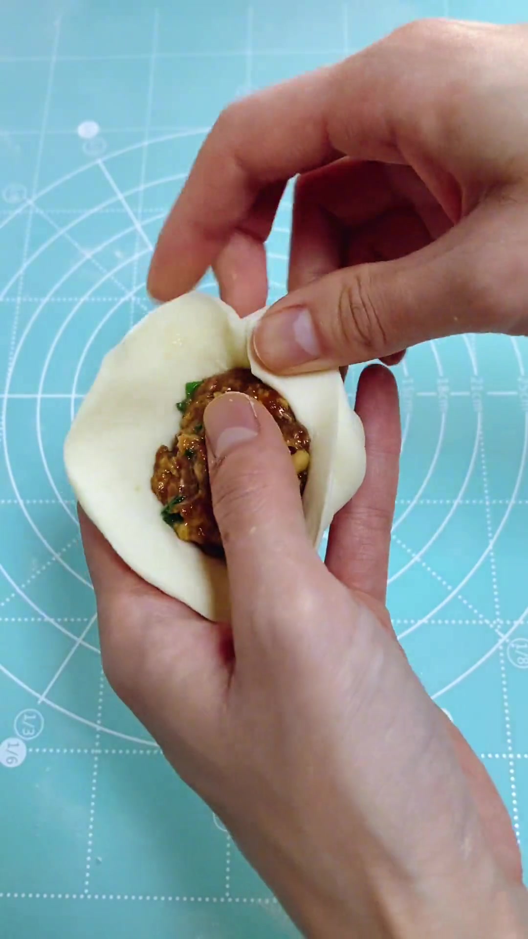 猪肉韭菜馅包子这样调馅,鲜嫩多汁暖春美食大赏包子宅家抖出美好生活