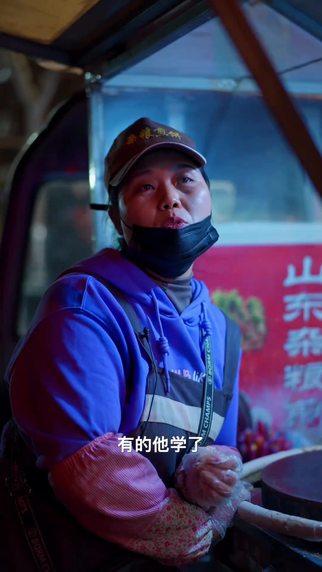 卖煎饼的大姐。从山东来榆林摆摊卖山东杂粮煎饼两年。美好食光城市里的烟火气街边小吃路边摊路人