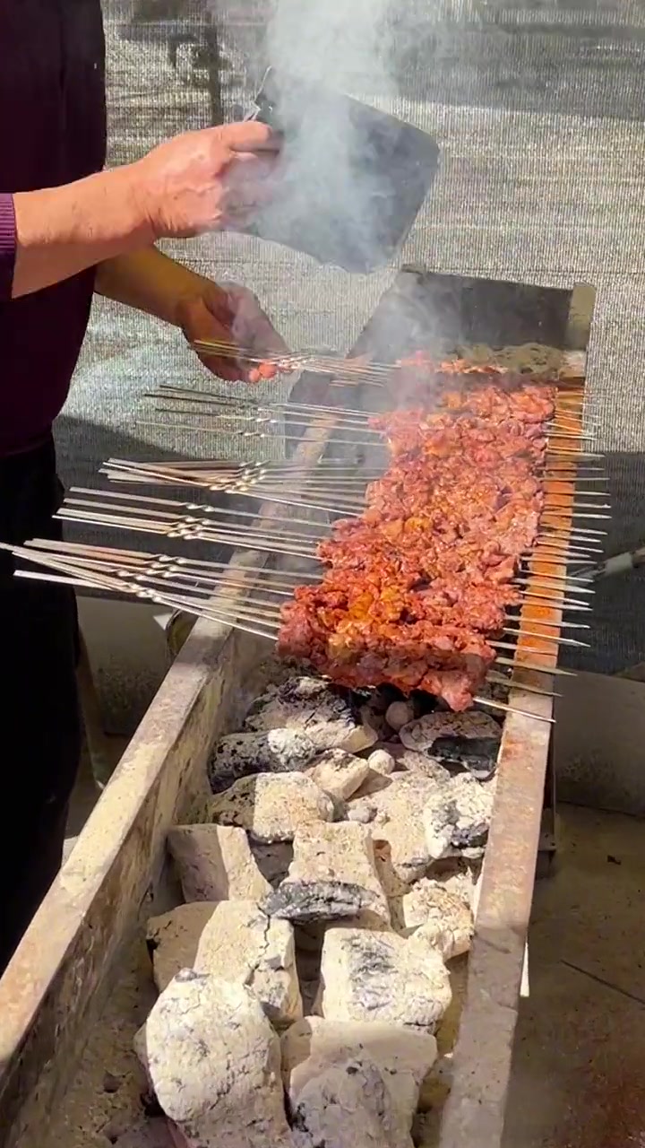 这家在伊宁市,跟着唐仁杰打卡的羊肉串!羊肉串老板和胡烂鸡老板在一个露天棚子里面,就在典型的
