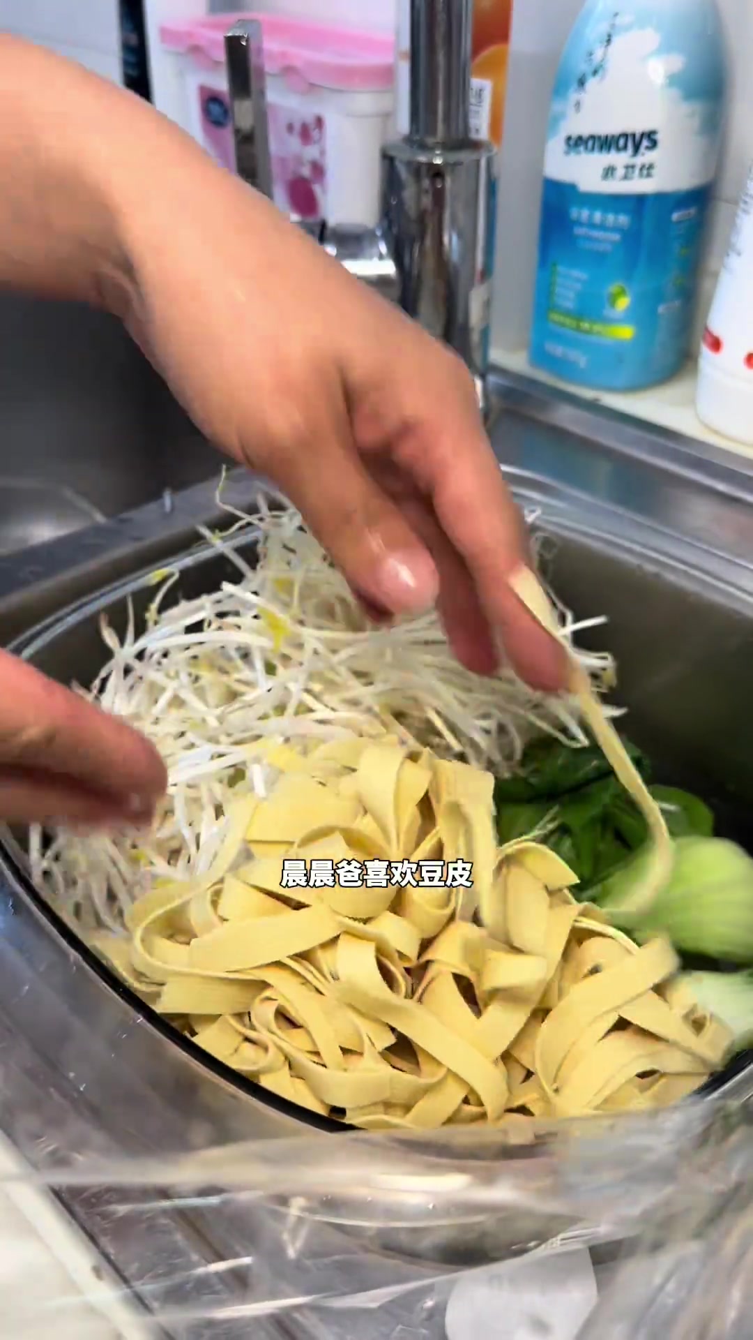 今天做了水煮肉片,老妹和晨晨爸说太好吃了,想自己在家做的姐妹们,一定要收藏起来,肉片很嫩口