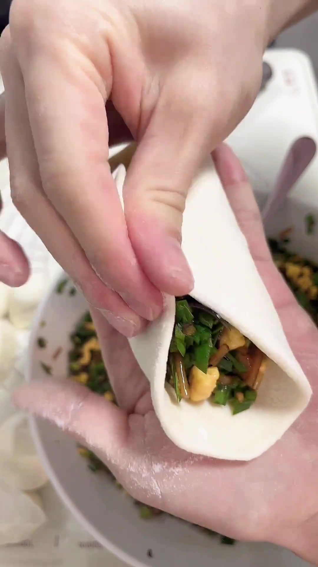 一个人的午餐,粗茶淡饭才是生活!煮了一锅八宝粥,做了几个韭菜盒子,配上一份凉拌三丝,都是心