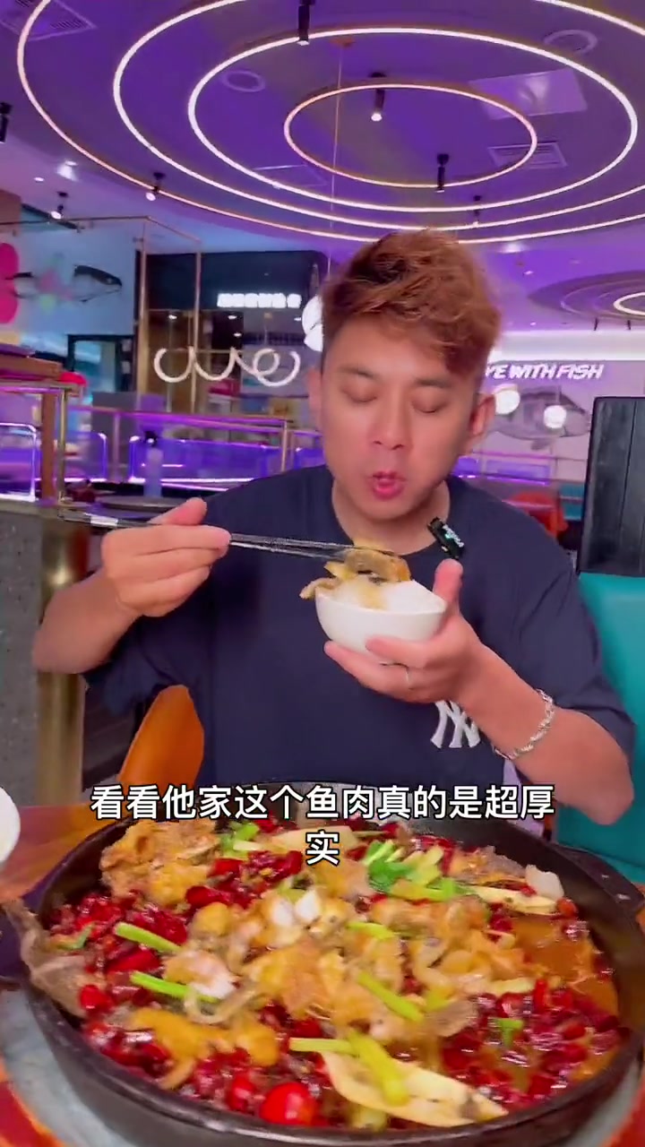 老板们吃鱼啦,大铁板烹饪出来的板烧鱼哦老板恋上鱼吃鱼美食妈呀太香了艾特你的饭搭子请你吃