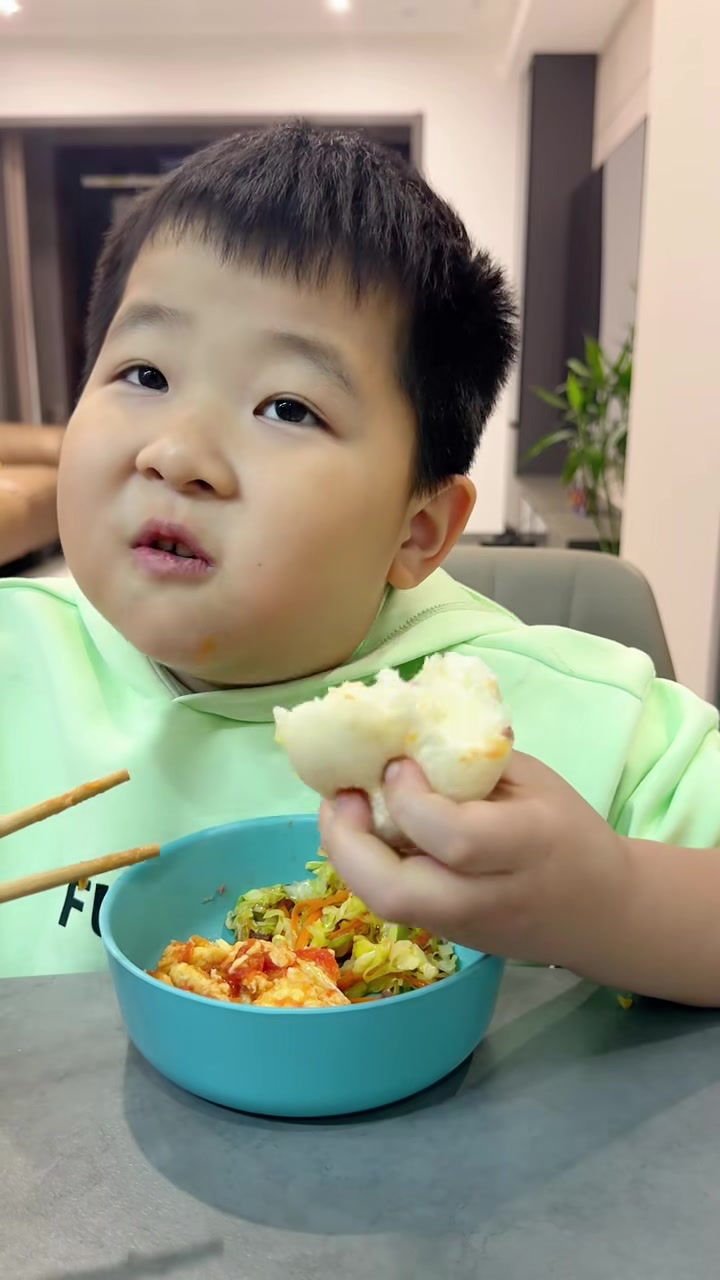 一家三口今天的 清炒包菜,番茄炒蛋,驴肉。干净的饮食也能吃的有滋有味,每天都要认真吃饭呀