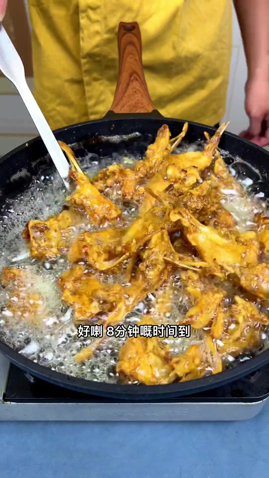 曾经80、90年代风靡一时的大排档必点的下酒菜《椒盐鸭下巴》家庭版做法,简单易做又好吃!地