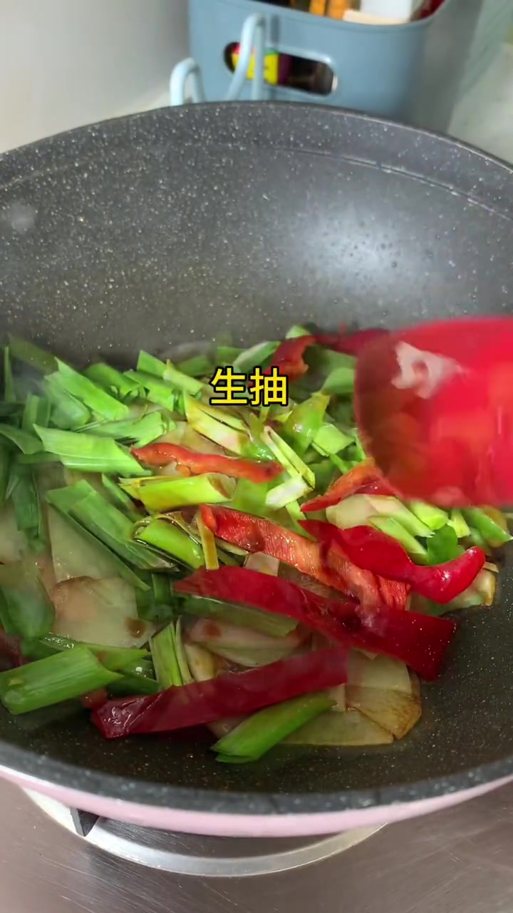 老公和同事聚餐,晚餐只有我和女儿两个人,今天在家做了避风塘炒虾 酥酥脆脆 超好吃的……