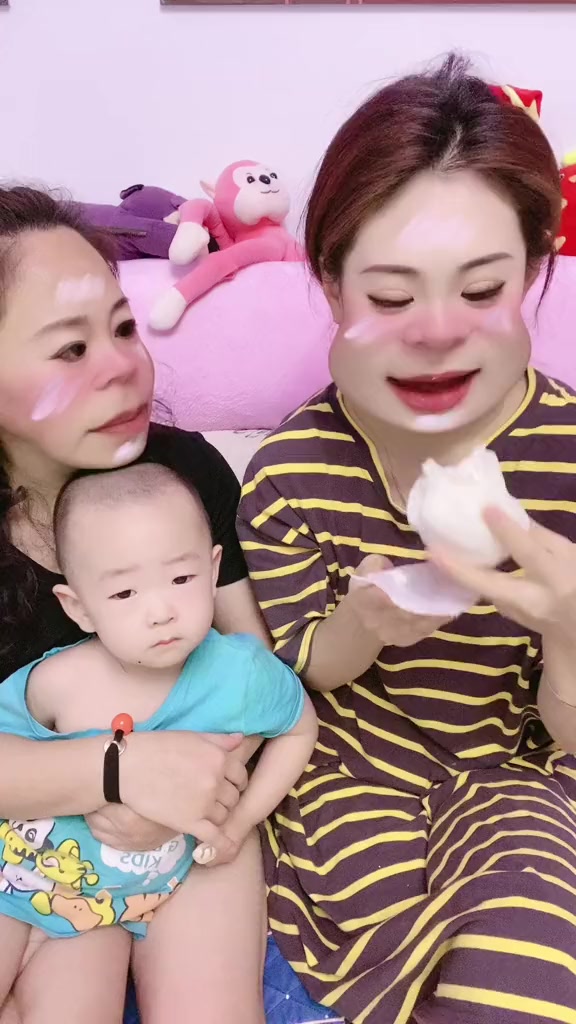 为了防止我妈抢我吃的,骗他说我吃的是,就是给我小弟吓得都不敢看我,面无表情的