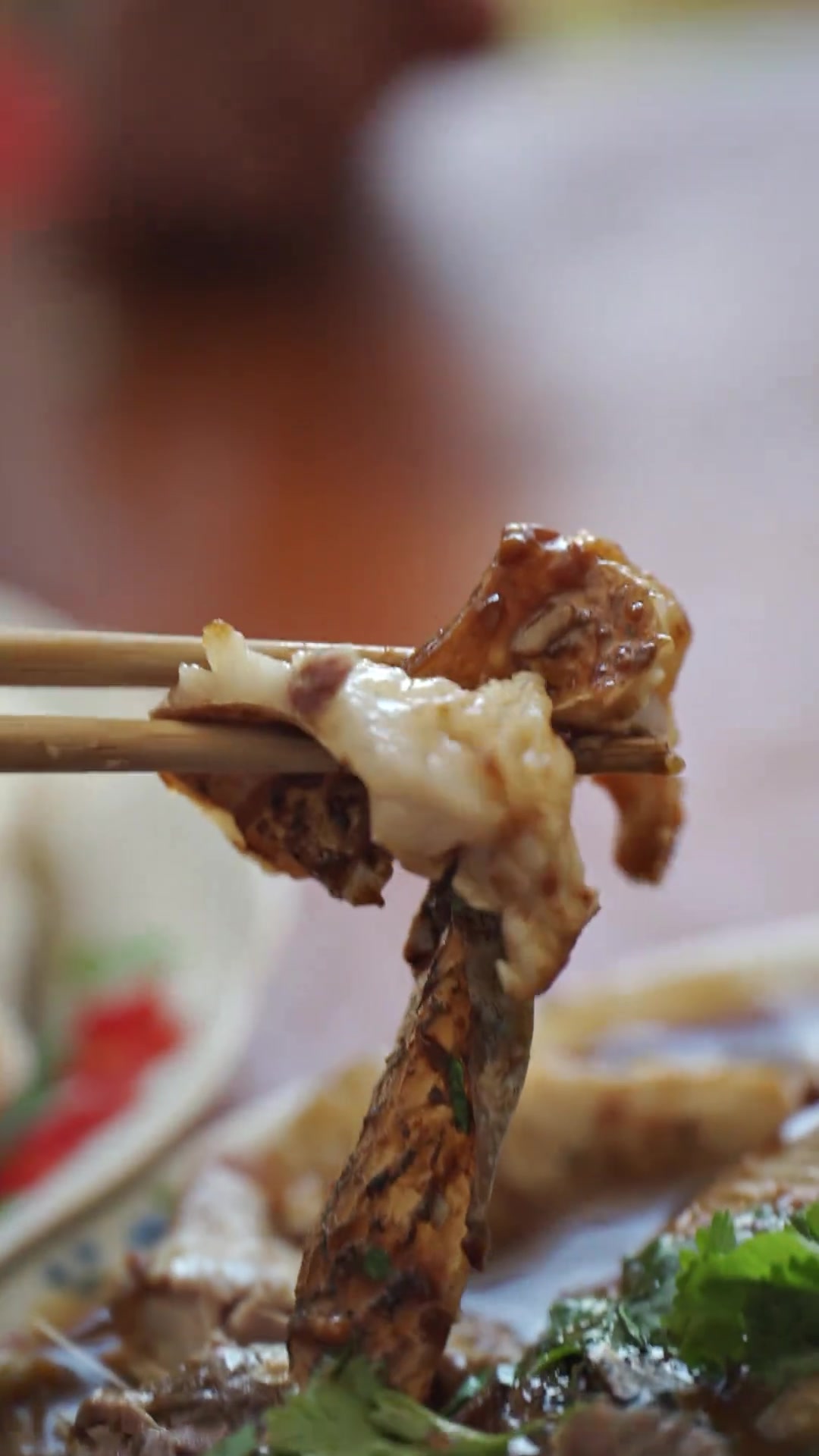 家有一老,如有一宝,今天去姥爷家给他做个铁锅炖鱼头。鲢鱼头做法新农人计划我的乡村生活