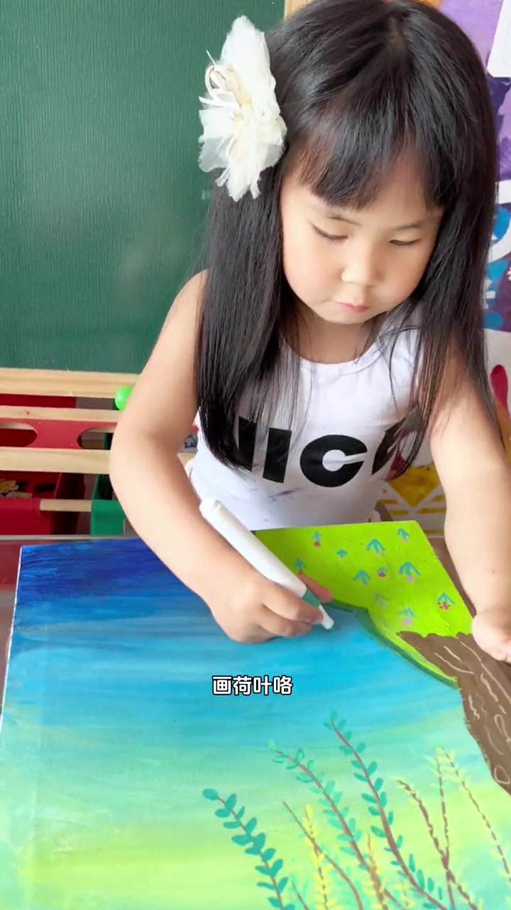 4岁+创意美术大白鹅。水粉、丙烯马克笔、彩泥结合的一幅画,充满童?