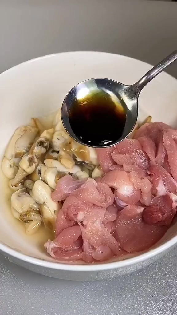 蛏溜汤加上丝瓜和瘦肉,真的是汤鲜味浓福建一夏talk福建闽南小吃