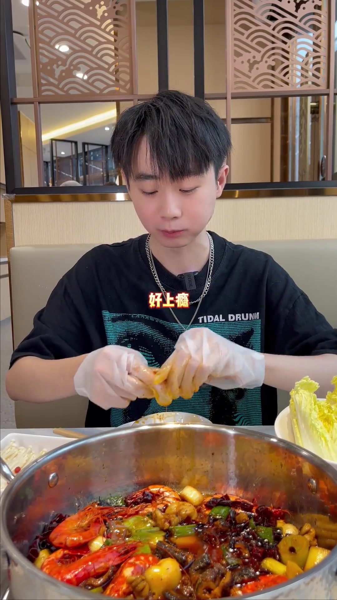 去七欣天吃海鲜,作为吃虾专业户来体验一锅两吃美食七欣天广东人吃辣挑战波格力蟹超级味道蟹味小