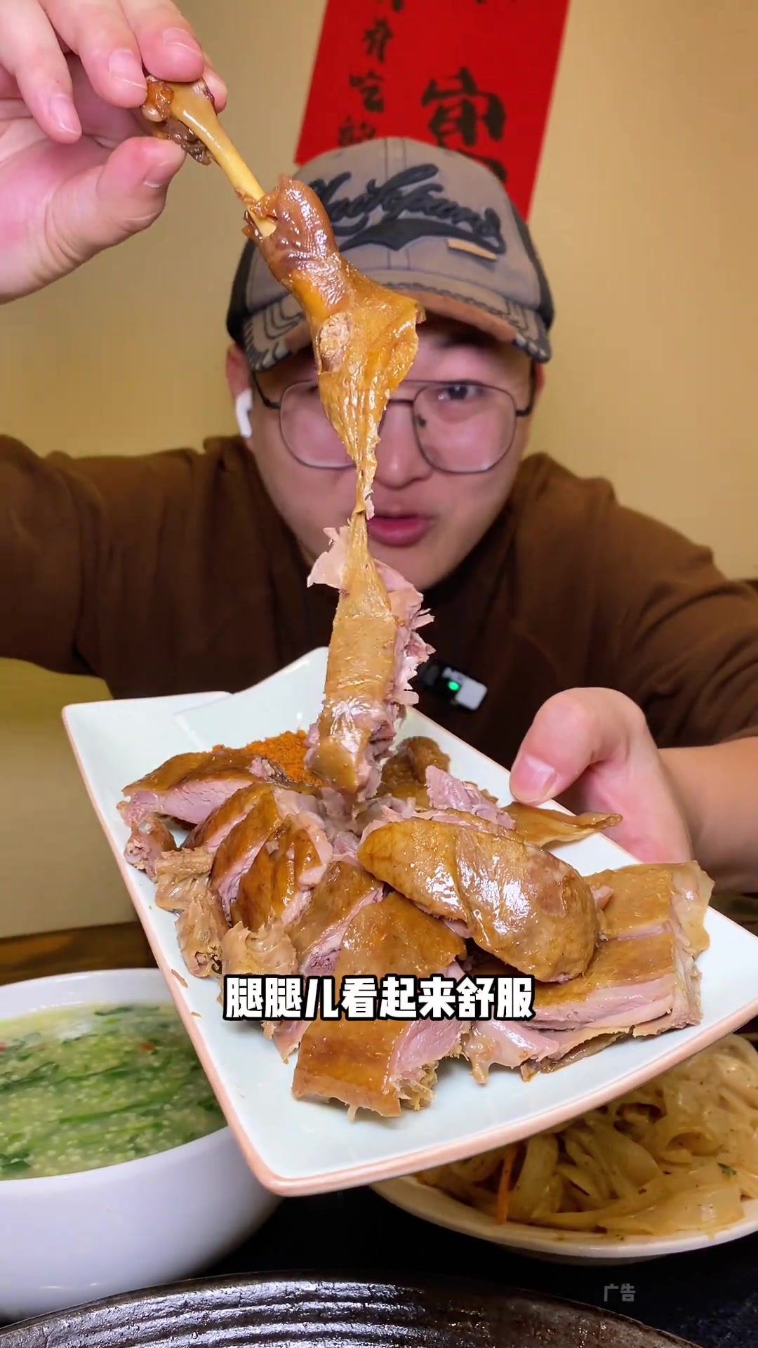 鹅肉吃过吗?比鸡肉安逸多了,尝鲜套餐一锅鹅肉,加配菜米饭,还有一份麻酱凉皮火焰醉鹅鹅肉醉鹅