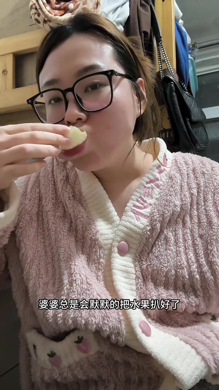 和公婆北漂在12平宿舍的真实生活!今天把新租的宿舍装修了!晚上我们吃了涮锅!北漂 婆媳