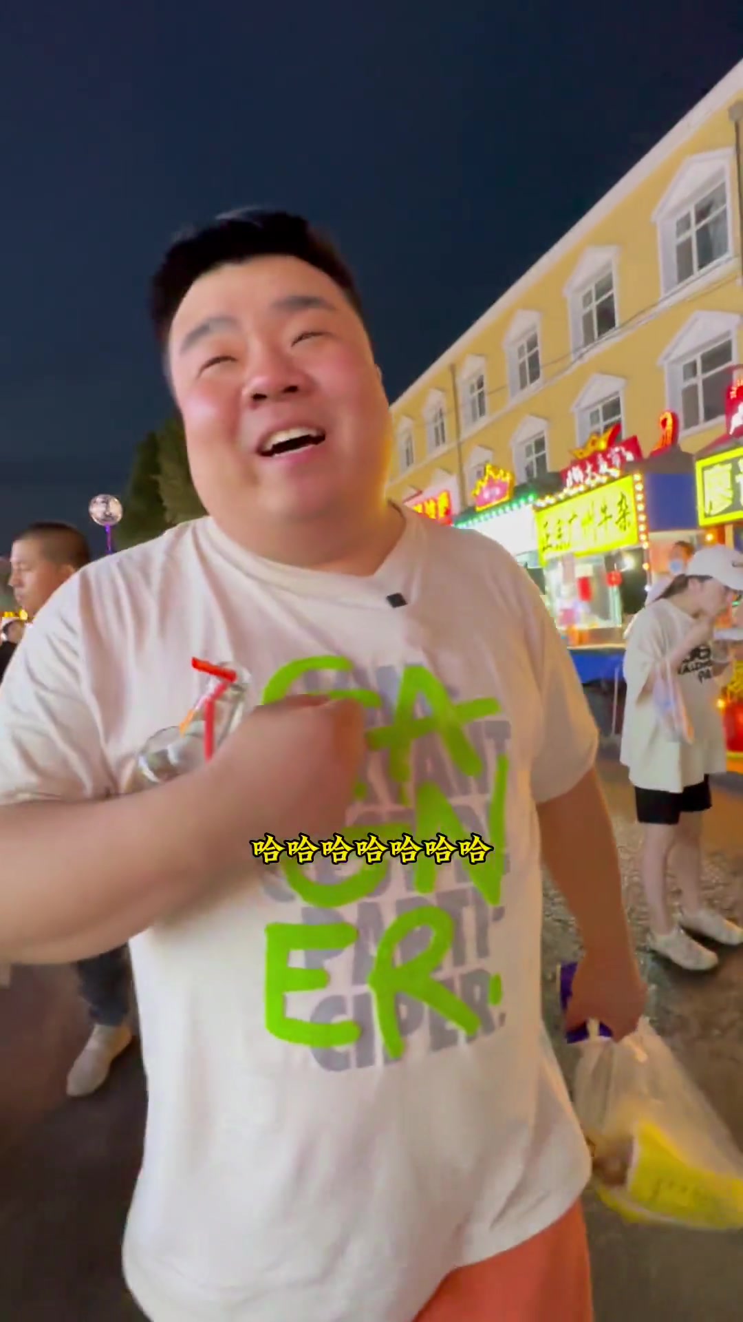 浇汁大鱿鱼真大啊一点不缩水.最后的榴莲酥太绝了火爆鱿鱼在最热闹夜市感受烟火吧美食官