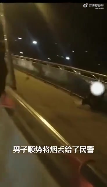 近日,四川攀枝花,炳草岗派出所民警卢威和徒弟警校实习生袁哲童深夜出警归来发现一男子坐在辖区
