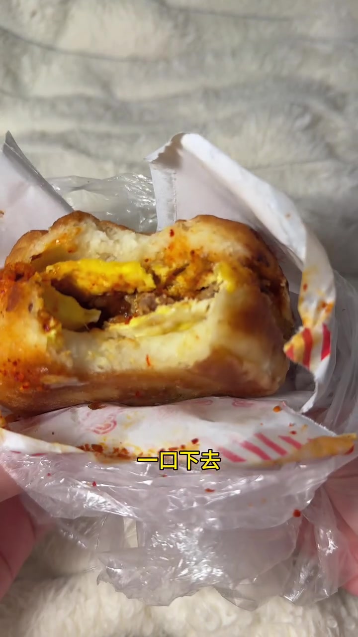 小窝爱吃的东西可太多了,这个鸡蛋汉堡是我童年的回忆!小窝偷吃日记 深夜偷吃