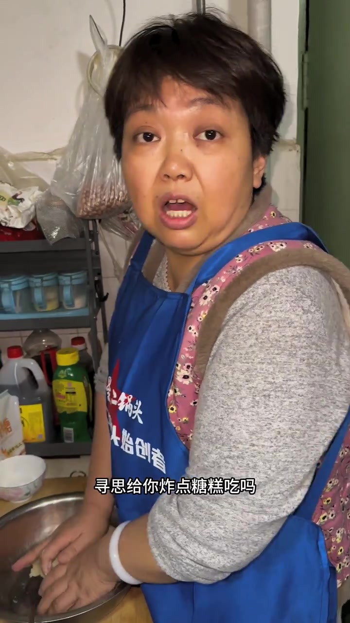 一家五口北漂,在12平宿舍的真实生活!我随口一说爱吃外边的红糖糍粑,婆婆就亲自下厨给我做!