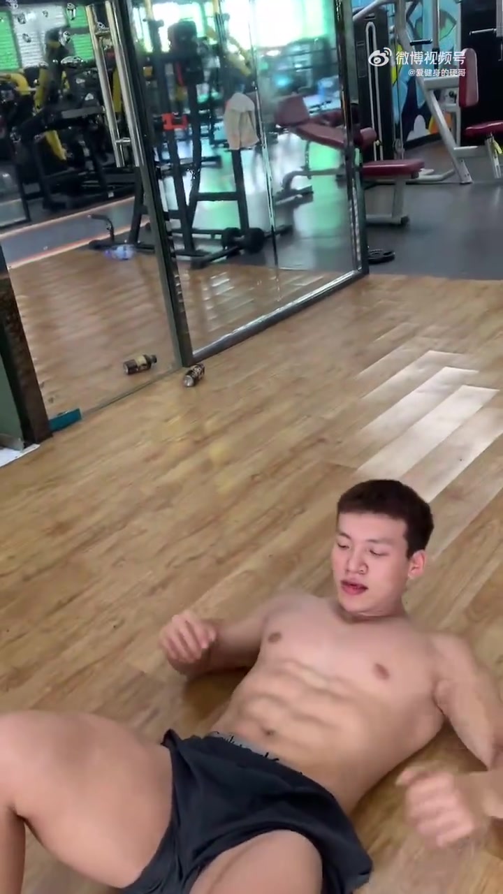 如此强壮的肌肉帅哥又来健身房腹肌训练了