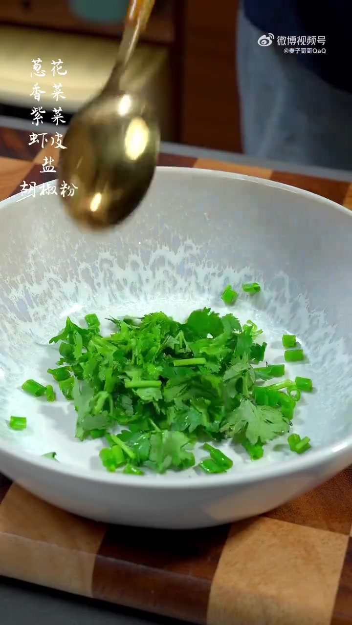 冬至吃水饺,酸汤水饺的家常做法,学会了,再也不用去饺子馆了。做法:1碗中放蒜末、辣椒粉、熟