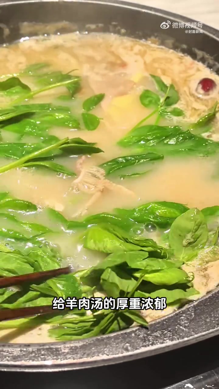 “冬至大如年”,成都人的冬至过法可以说是美味暖和:喝上一碗热气腾腾羊肉汤,吃软嫩美味的羊肉
