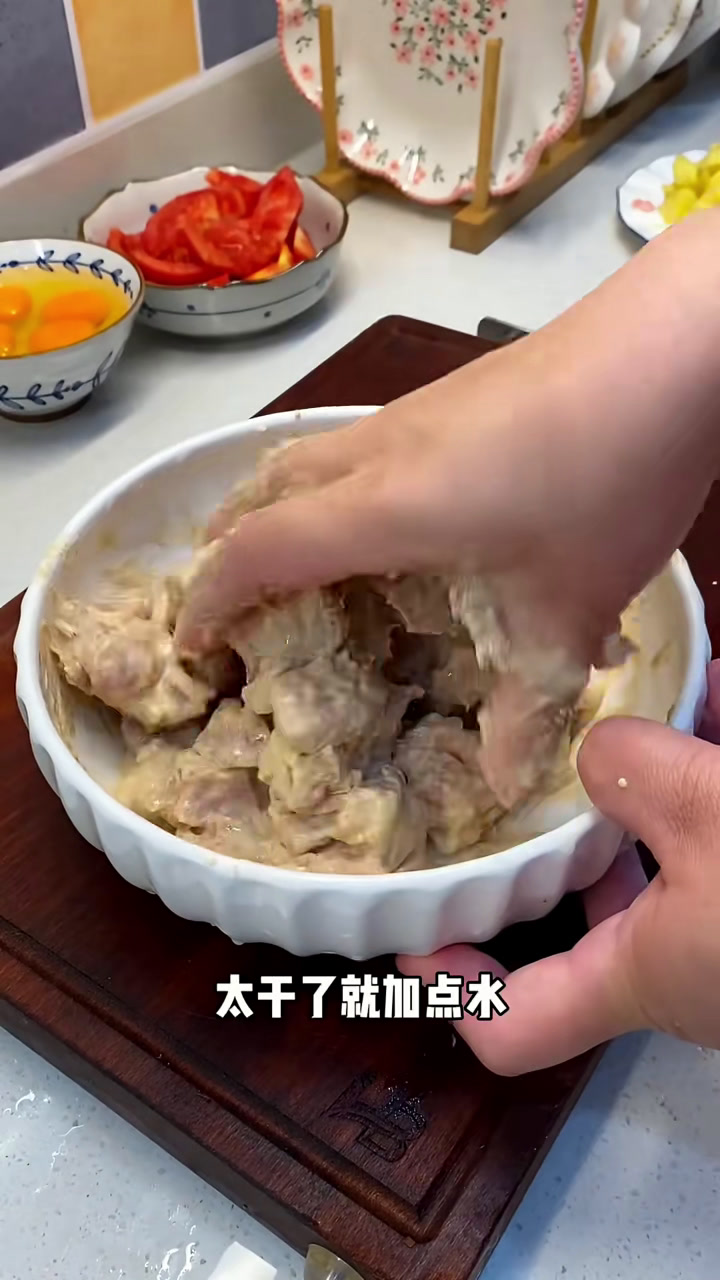 姐妹们收好这三个菜小朋友爱吃的经典下饭菜,菠萝咕咾肉避风塘鸡翅西红柿白玉菇炒鸡蛋