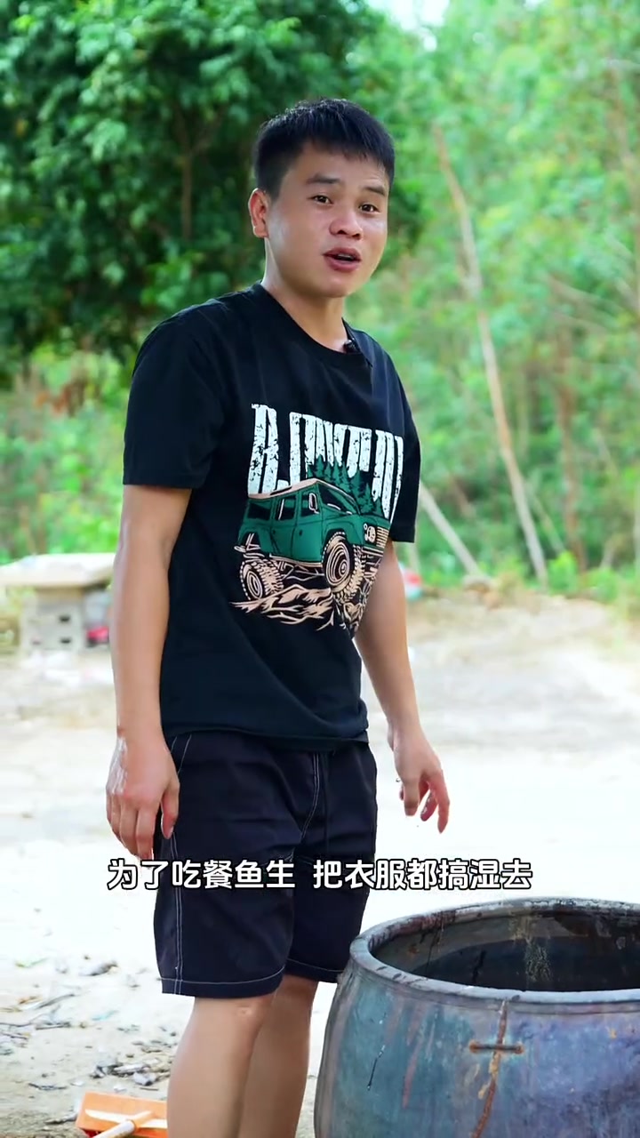 今天把二哥养的野生花鱼拿来做横县鱼生,花鱼肉质紧实