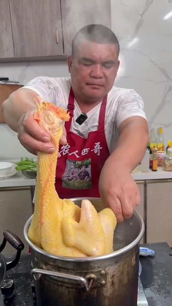 都说乡下土鸡香,今天特地抓了一只乡下养的土鸡做白切鸡