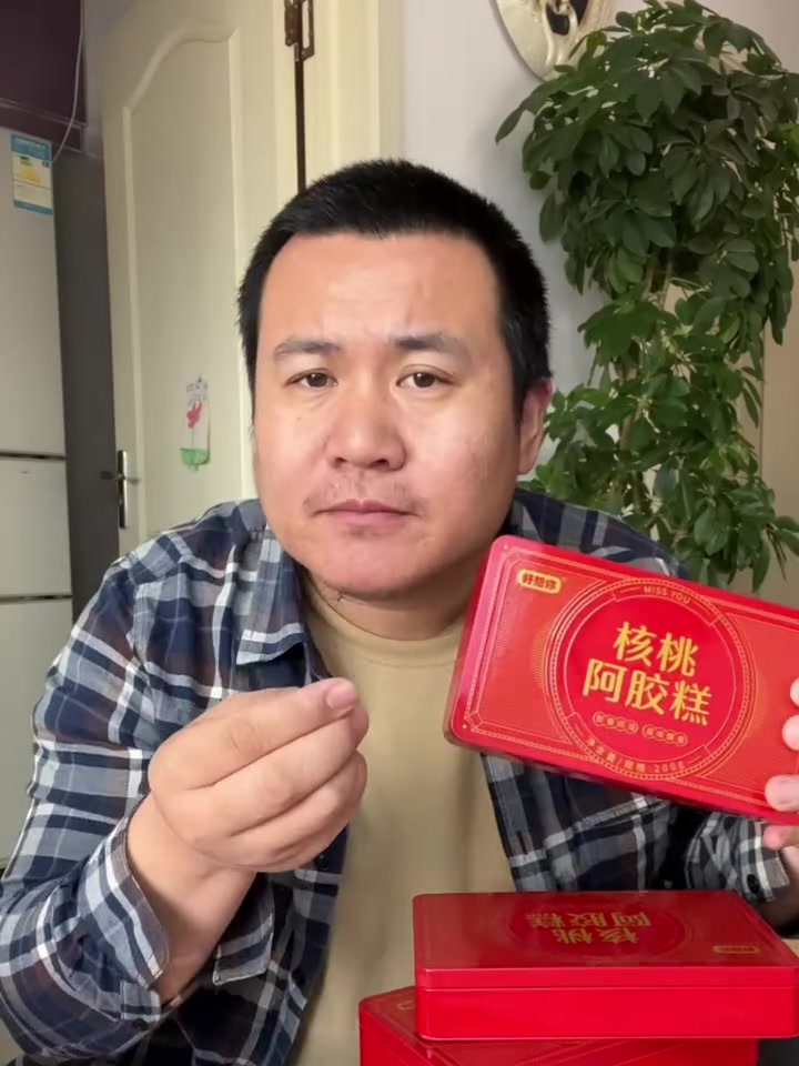 阿胶糕怎么挑?东北早市土豆哥教你怎么挑选营养又健康的好想你核桃阿胶糕!