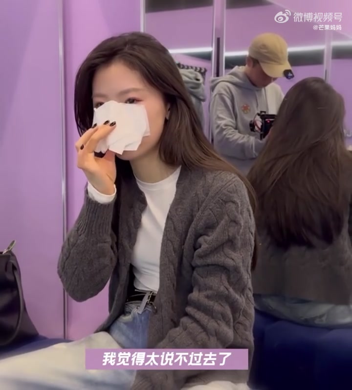 单依纯诠释了什么叫戒碳水会发疯,吃饺子吃到幸福地哭了,这精神状态让人好喜欢