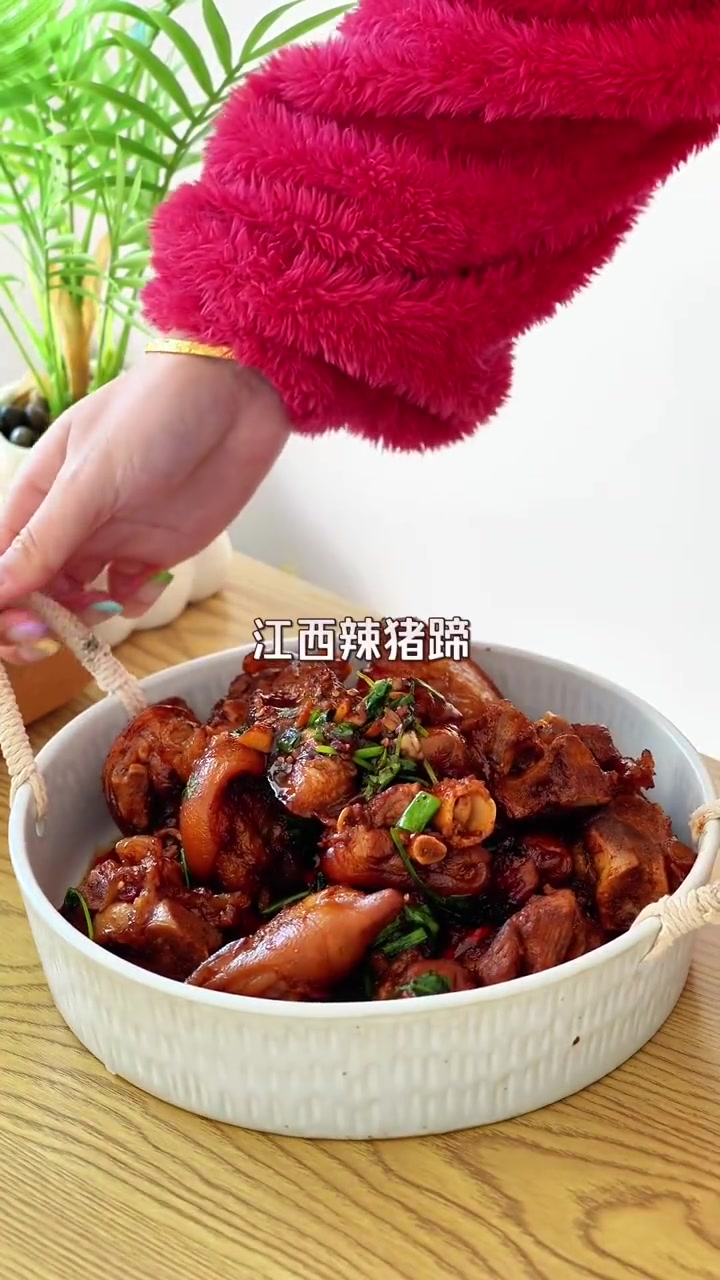 先卤后炒美味翻倍的辣猪蹄,软糯香辣下饭,一起试试吧↓(森川晴子酱)