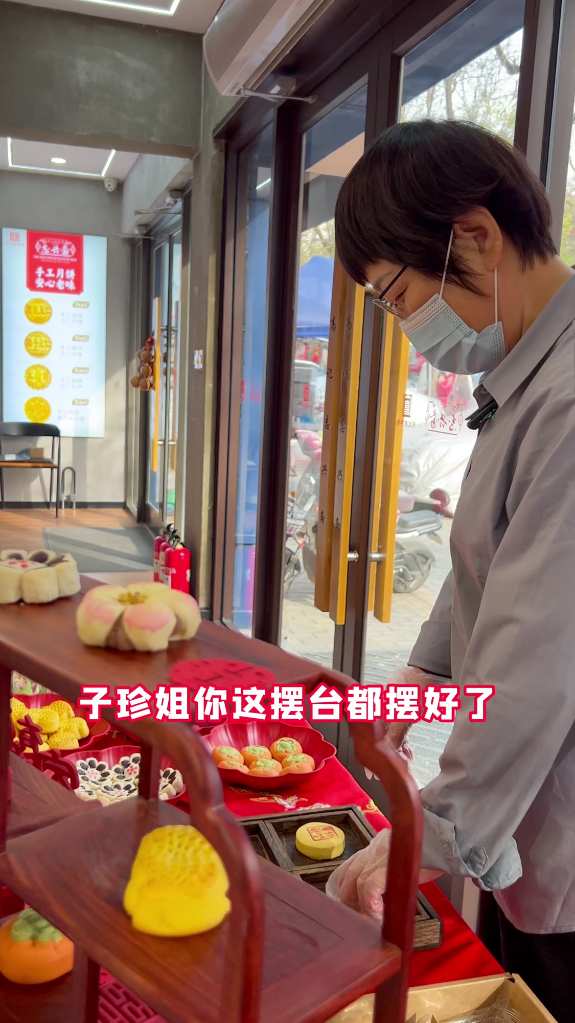 一盒盒中式糕点,带着满满的爱意与祝福。让爱永恒,让幸福延续