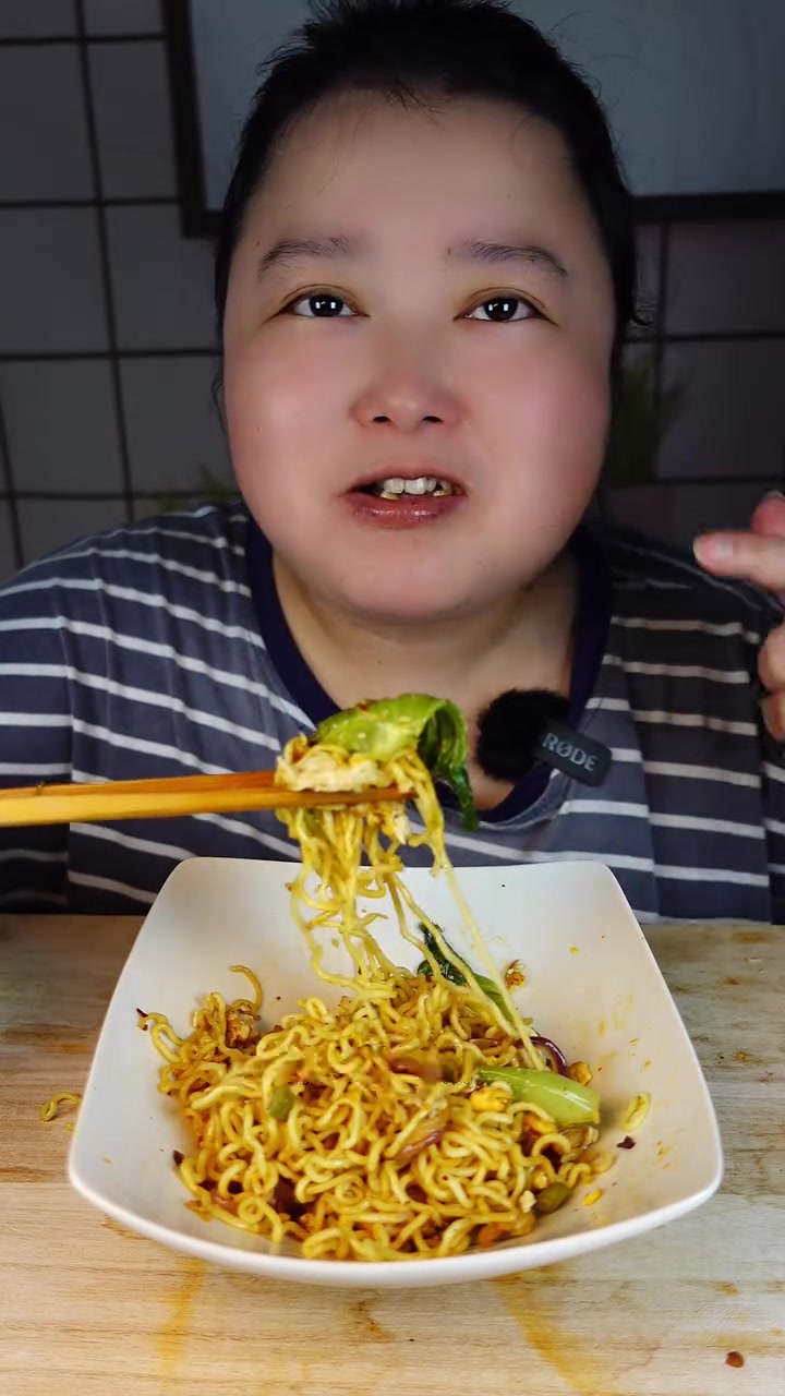 挑战一天只吃泡面