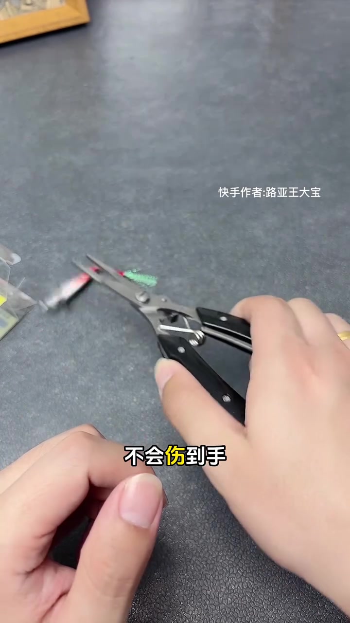 路亚钳一定要买长钳嘴的,摘钩安排不伤手,剪线摘钩换钩子都可以,还能夹鱼嘴控鱼