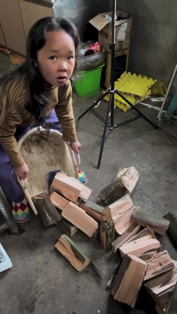 一个星期没洗头洗澡,烧了三大壶开水才洗好,第二天就感冒了,砍柴电据坏掉了切胡萝卜炒荞饭吃两