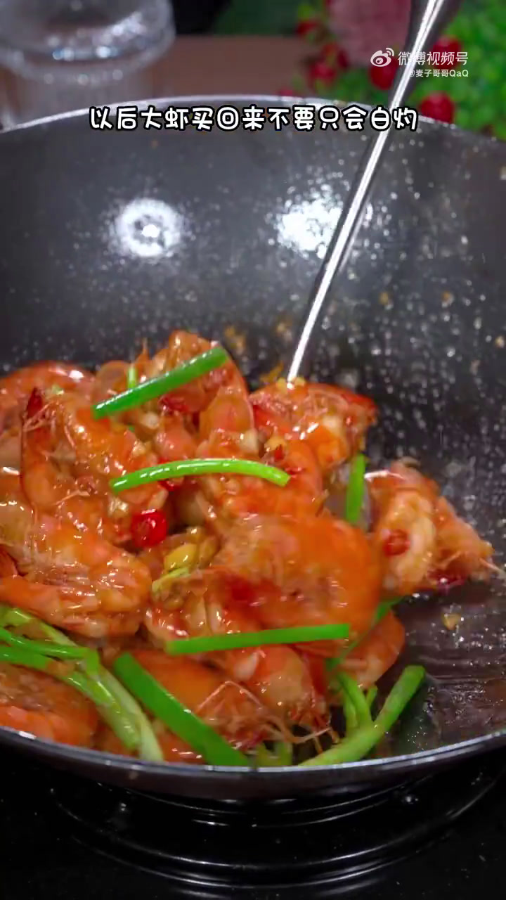 蒜蓉大虾这样做才好吃!真是天天吃都吃不腻!1准备蒜末小米辣,大虾开背,去掉虾线。2油热姜片